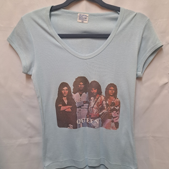 Vtg Queen graphic V-neck baby tee in baby blue vintage size L - Picture 2 of 11